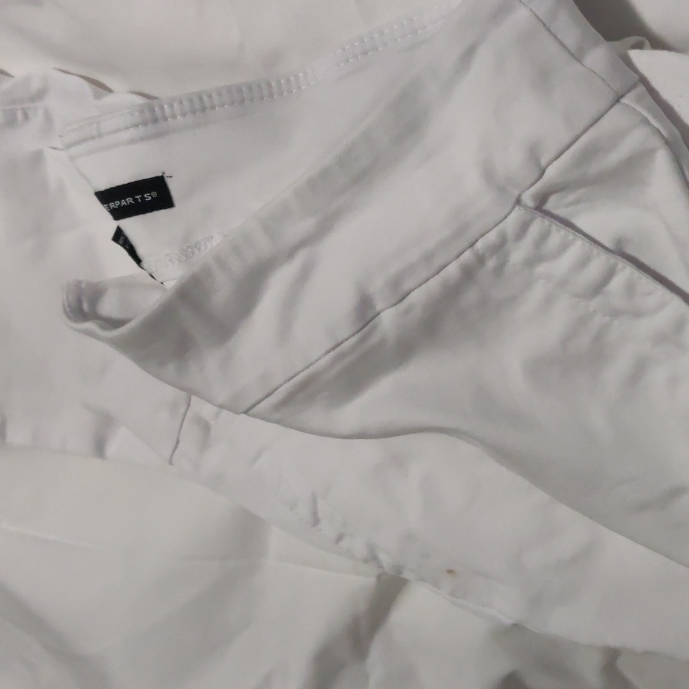 Counterparts whit cargo pants, pre-owned stains and decoration present